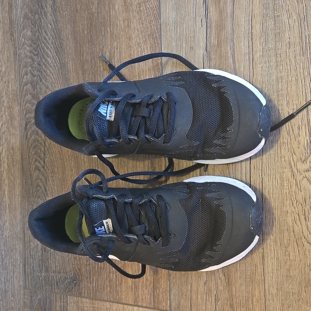 Nike star runner boys shoes, size 3.5y